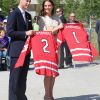 Partie de street hockey au Somba K'e Civic Plaza de Yellowknife : des maillots floqués en cadeau !
Le prince William et la duchesse Catherine de Cambridge se sont rendus mardi 5 juillet 2011 dans la province des Territoires du Nord-Ouest, avant-dernière étape du programme officiel de leur Royal Tour au Canada.