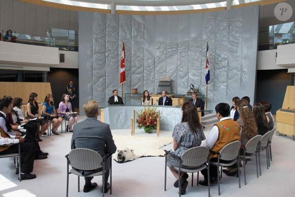William et Kate ont assisté à une séance de l'assemblée législative des jeunes à Yellowknife.
Le prince William et la duchesse Catherine de Cambridge se sont rendus mardi 5 juillet 2011 dans la province des Territoires du Nord-Ouest, avant-dernière étape du programme officiel de leur Royal Tour au Canada.