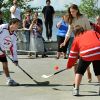 Partie de street hockey au Somba K'e Civic Plaza de Yellowknife : en talons, Kate renonce, mais William s'éclate !
Le prince William et la duchesse Catherine de Cambridge se sont rendus mardi 5 juillet 2011 dans la province des Territoires du Nord-Ouest, avant-dernière étape du programme officiel de leur Royal Tour au Canada.
