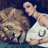 Rachel Weisz présente la nouvelle collection de sac Bulgari. La belle nous fait de l'oeil avec élégance et réussit même à séduire un lion !