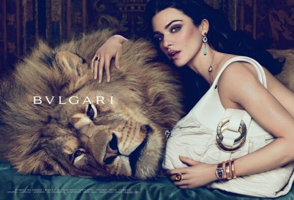 Rachel Weisz présente la nouvelle collection de sac Bulgari. La belle nous fait de l'oeil avec élégance et réussit même à séduire un lion !