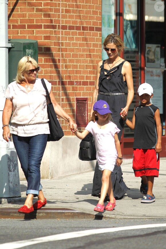 Heidi Klum est une maman toujours au top qui ne râte pas une occasion de passer un moment avec Leni, Henri, Johan et Lou. New York, 6 juillet 2011