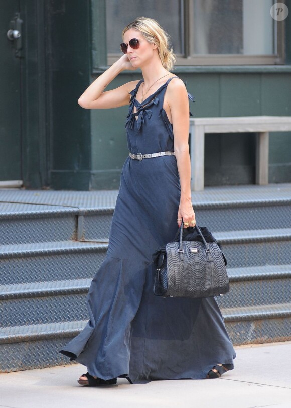Après le sport, Heidi Klum s'est métamorphosée en ravissante vestale avec sa longue robe noire et fluide. Magnifique ! New York, 6 juillet 2011