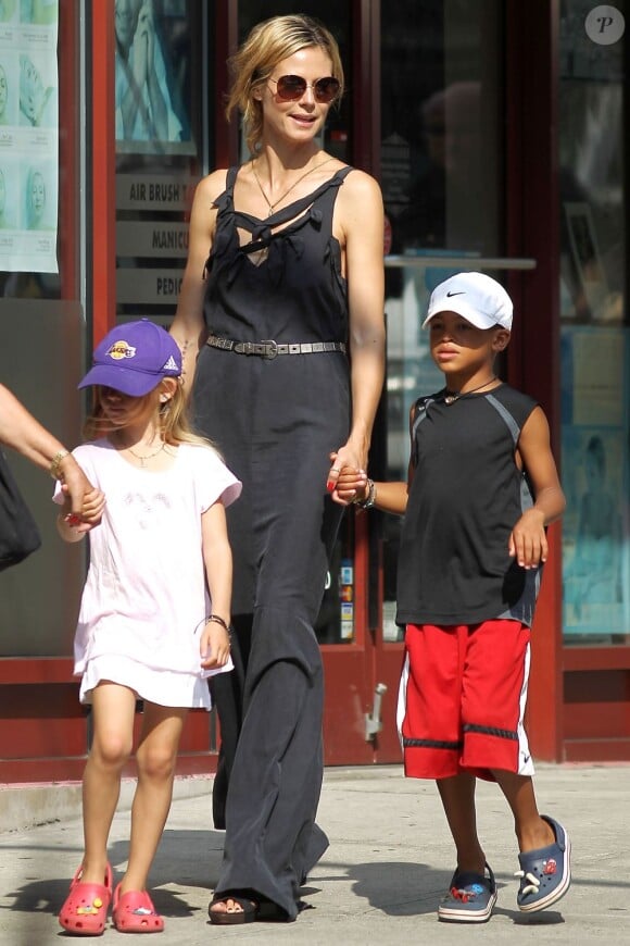 Heidi Klum est une maman toujours au top qui ne râte pas une occasion de passer un moment avec Leni, Henri, Johan et Lou. New York, 6 juillet 2011