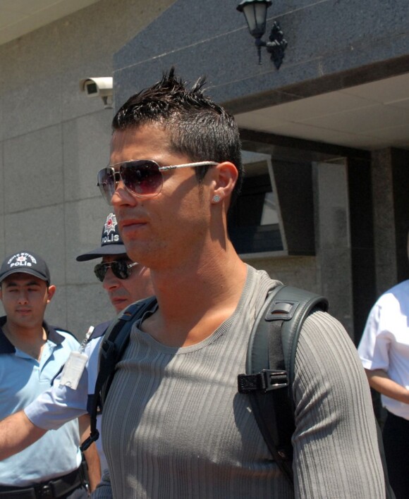 A 26 ans, Cristiano Ronaldo est un homme comblé : en plus d'avoir battu un record historique au football en marquant 53 buts, il vit avec la femme la plus sexy du monde depuis plus d'un an. Turquie, 19 juin 2011
