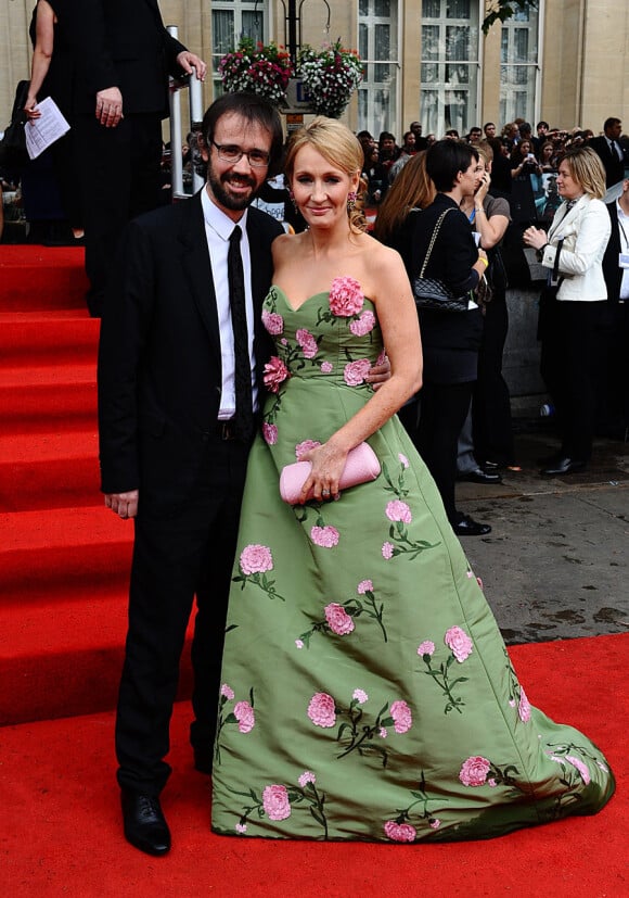J.K. Rowling et son mari lors de l'avant-première mondiale de Harry Potter et les Reliques de la mort - partie II à Londres le 7 juillet 2011