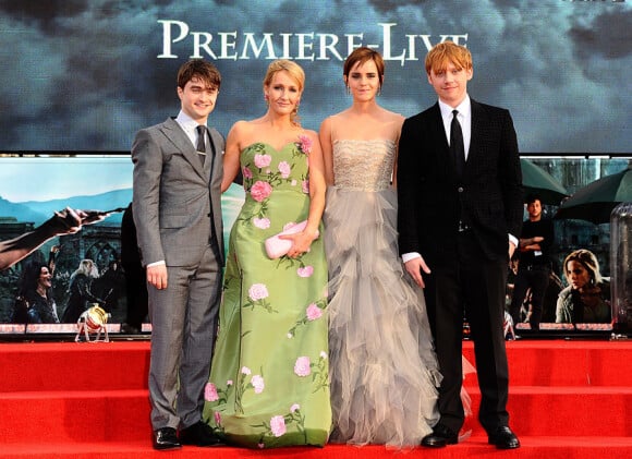 Daniel Radcliffe, J.K. Rowling, Emma Watson et Rupert Grint lors de l'avant-première mondiale de Harry Potter et les Reliques de la mort - partie II à Londres le 7 juillet 2011