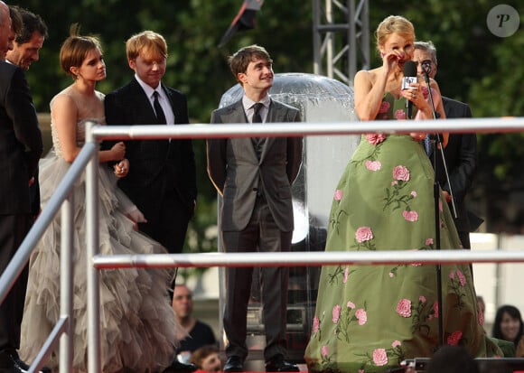 Emma Watson, Rupert Grint, Daniel Radcliffe et J.K. Rowling lors de l'avant-première mondiale de Harry Potter et les Reliques de la mort - partie II à Londres le 7 juillet 2011