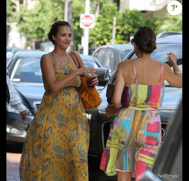 Jessica Alba, radieuse et très en beauté profite d'une belle journée avec une amie à Los Angeles. Le 7 juillet 2011