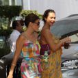 Jessica Alba, radieuse et très en beauté profite d'une belle journée avec une amie à Los Angeles. Le 7 juillet 2011 