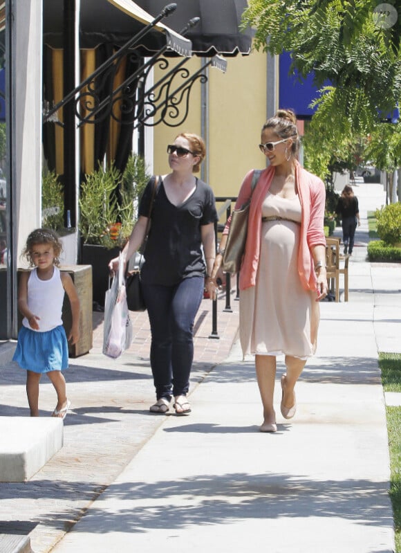 Jessica Alba : promenade complice avec sa petite Honor dans les rues de Los Angeles. Le 8 Juillet 2011