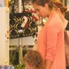 Jessica Alba prépare l'arrivée de son bébé en compagnie de sa petite Honor dans une boutique de Los Angeles. Le 8 Juillet 2011