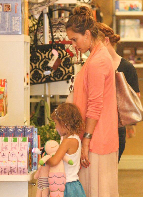 Jessica Alba prépare l'arrivée de son bébé en compagnie de sa petite Honor dans une boutique de Los Angeles. Le 8 Juillet 2011
