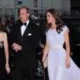 Kate Middleton époustouflante de beauté en Alexander McQueen et le prince William, à leur arrivée à la soirée de gala des BAFTAs, au Belasco Theatre, à Los Angeles. Le 9 juillet 2011 