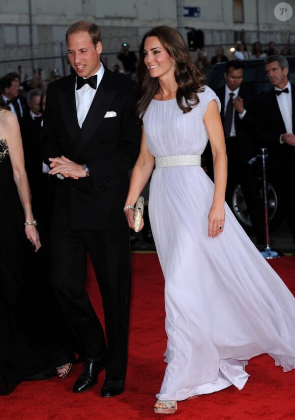 Kate Middleton époustouflante de beauté en Alexander McQueen et le prince William, à leur arrivée à la soirée de gala des BAFTAs, au Belasco Theatre, à Los Angeles. Le 9 juillet 2011