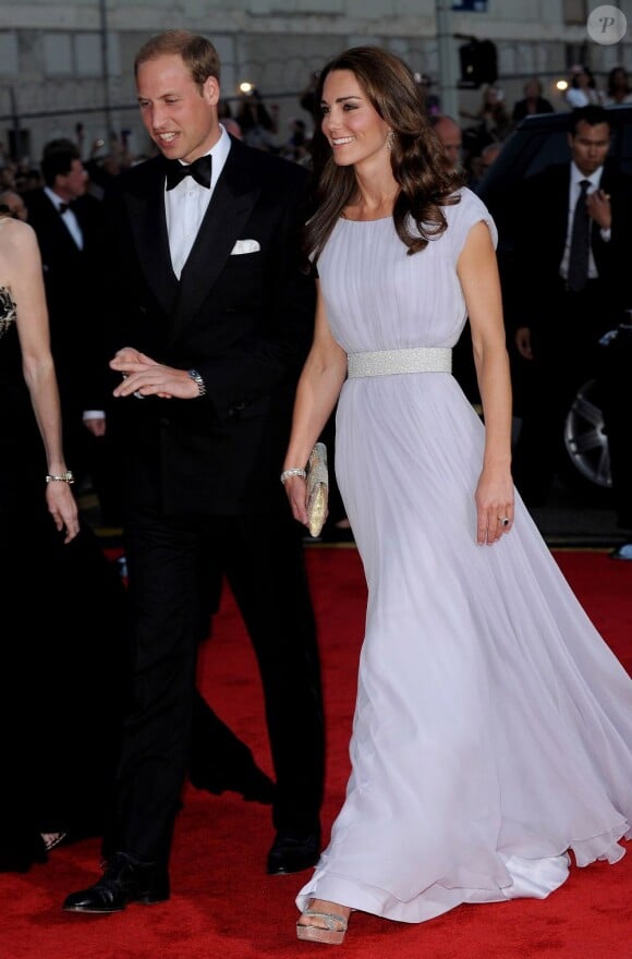 Kate Middleton époustouflante de beauté en Alexander McQueen et le prince William, à leur arrivée à la soirée de gala des BAFTAs, au Belasco Theatre, à Los Angeles. Le 9 juillet 2011