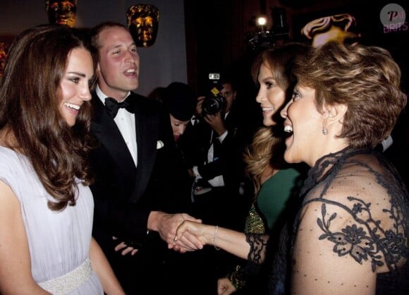 Le prince William et Kate Middleton ont rencontré les vedettes d'Hollywood lors des BAFTAs à Los Angeles le 9 juillet 2011. Ici, avec Jennifer Lopez