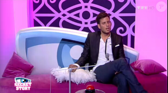 Aurélie et Geoffrey sont convoqués par Zarko au confessionnal pour la confrontation du buzz (quotidienne du dimanche 10 juillet 2011).
