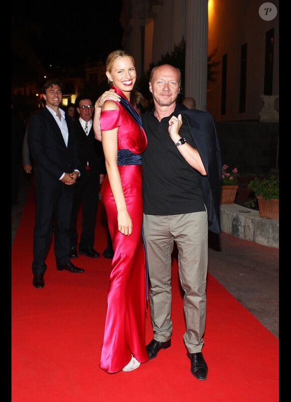 En Italie au festival du film d'Ischia, la sublime Karolina Kurkova rayonne au bras de Paul Haggis
