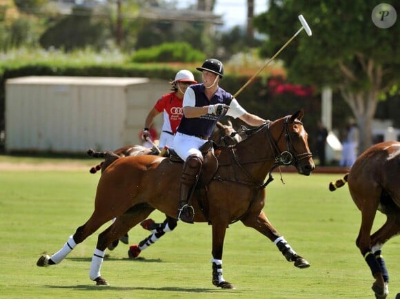 Le prince William a sonné la charge et marqué trois fois pour son équipe du Royal Salute, victorieuse de l'équipe Audi/American Express.
Samedi 9 juillet 2011, chacun sa mission pour le prince William et son  épouse la duchesse Catherine de Cambridge : au Santa Barbara Polo and  Racquet Club, le futur roi d'Angleterre jouait un match caritatif, et sa  charmante Kate remettait les récompenses... Assorties d'une onde de  charme.