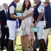 Samedi 9 juillet 2011, chacun sa mission pour le prince William et son  épouse la duchesse Catherine de Cambridge : au Santa Barbara Polo and  Racquet Club, le futur roi d'Angleterre jouait un match caritatif, et sa  charmante Kate remettait les récompenses... Assorties d'une onde de  charme.