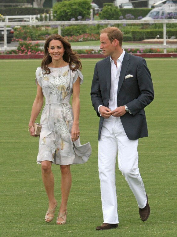 La complicité de William et Kate a encore fait merveille, lors de leur après-midi polo à Santa Barbara.
Samedi 9 juillet 2011, chacun sa mission pour le prince William et son  épouse la duchesse Catherine de Cambridge : au Santa Barbara Polo and  Racquet Club, le futur roi d'Angleterre jouait un match caritatif, et sa  charmante Kate remettait les récompenses... Assorties d'une onde de  charme.