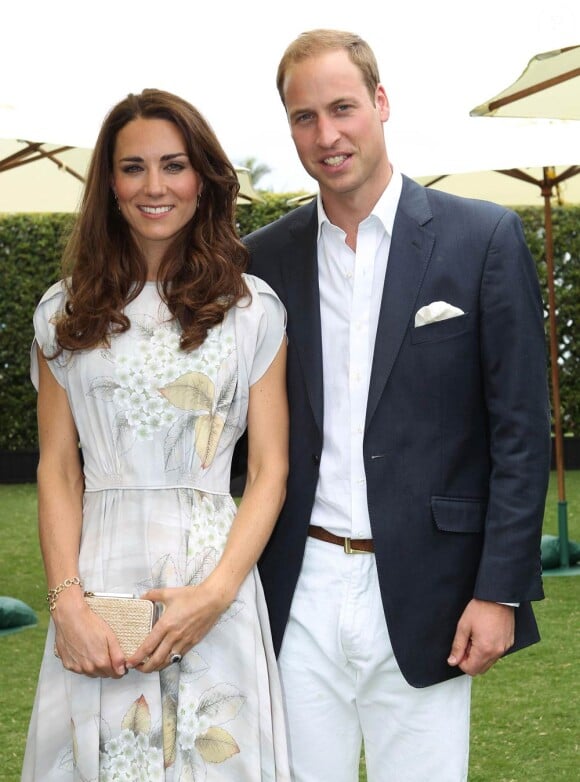 La complicité de William et Kate a encore fait merveille, lors de leur après-midi polo à Santa Barbara.
Samedi 9 juillet 2011, chacun sa mission pour le prince William et son  épouse la duchesse Catherine de Cambridge : au Santa Barbara Polo and  Racquet Club, le futur roi d'Angleterre jouait un match caritatif, et sa  charmante Kate remettait les récompenses... Assorties d'une onde de  charme.