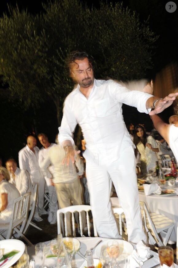 Henri Leconte et sa Florentine déchainés à la soirée blanche, aux Moulins de Ramatuelle, le 10 juillet 2011.