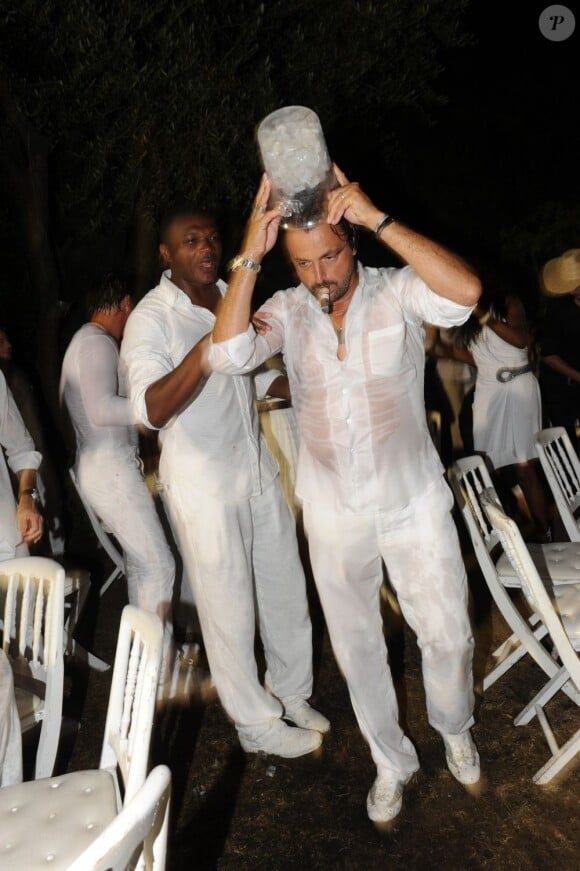 Marcel Dessailly et Henri Leconte à la soirée blanche, aux Moulins de Ramatuelle, le 10 juillet 2011.