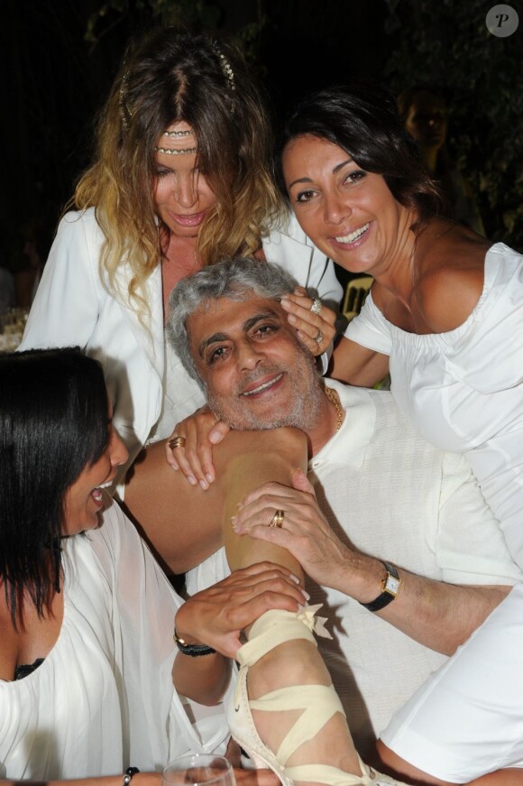 Enrico Macias à la soirée blanche, aux Moulins de Ramatuelle, le 10 juillet 2011.