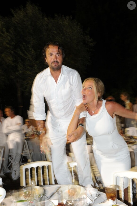Henri Leconte et sa Florentine déchainés à la soirée blanche, aux Moulins de Ramatuelle, le 10 juillet 2011.