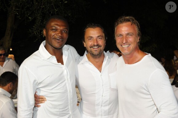 Marcel Dessailly, Henri Leconte et David Ginola à la soirée blanche, aux Moulins de Ramatuelle, le 10 juillet 2011.