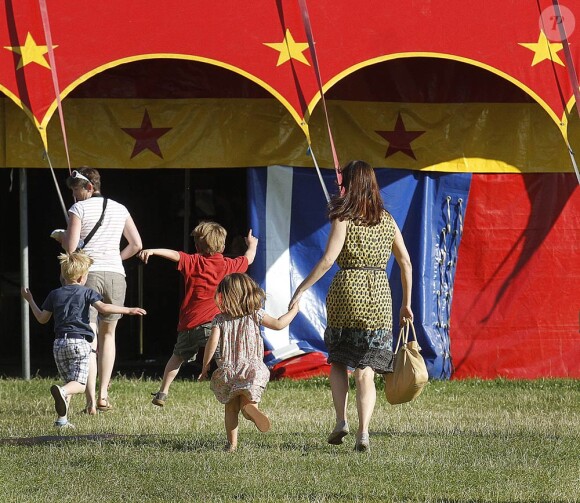 La princesse Mary de Danemark emmenaient le 6 juillet 2011 ses deux grands enfants, le prince Christian et la princesse Isabella, s'amuser au cirque Summarum, à Copenhague.