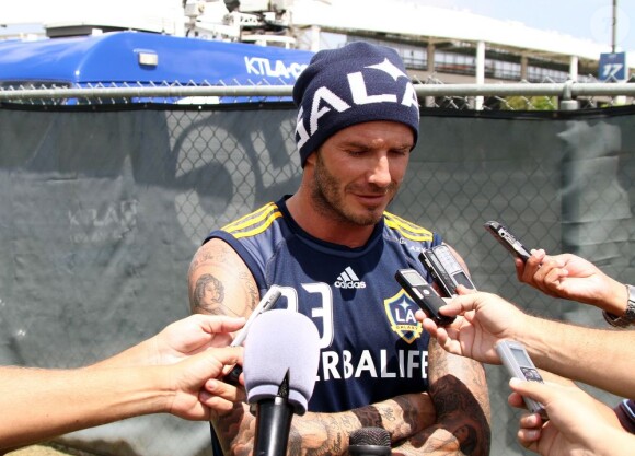 David Beckham est interrogé par des journalistes à l'issue de l'entraînement avec les LA Galaxy, en Californie, le 15 juillet 2011.