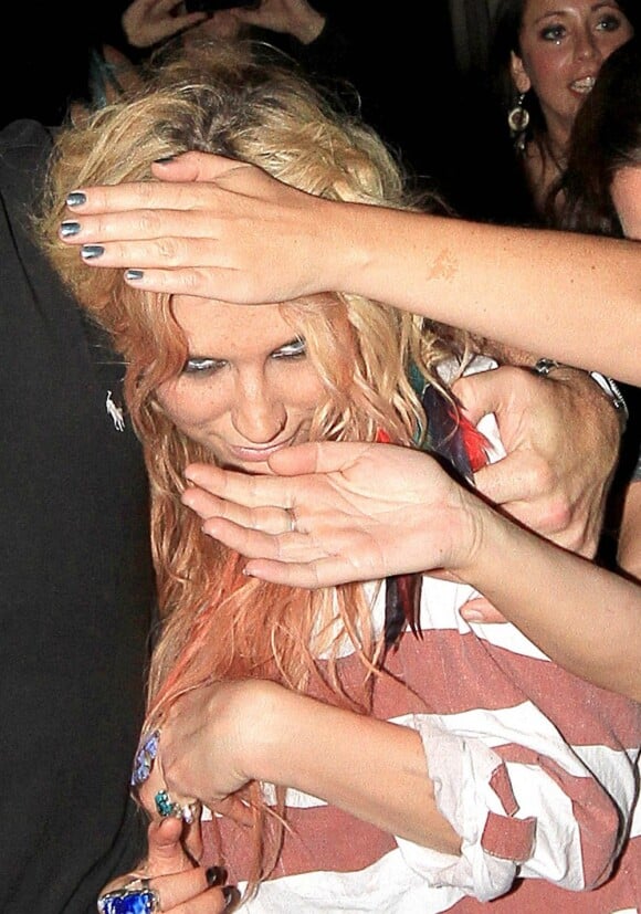 Kesha ivre morte à la sortie d'un club à Londres, le 13 juillet 2011