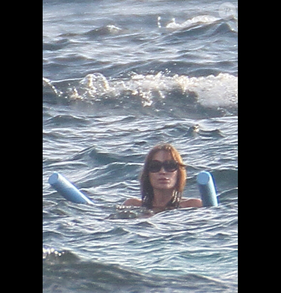 Carla Bruni-Sarkozy, enceinte, se baigne au fort de Brégançon. Le 16 juillet 2011