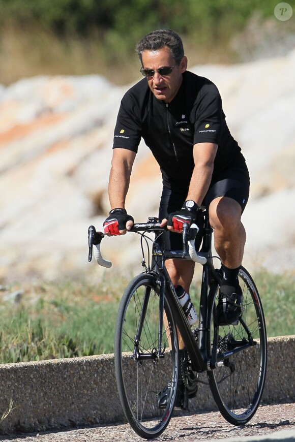 Nicolas Sarkozy fait un tour de vélo au fort de Brégançon, où il passe des vacances ensoleillées. 16 juillet 2011