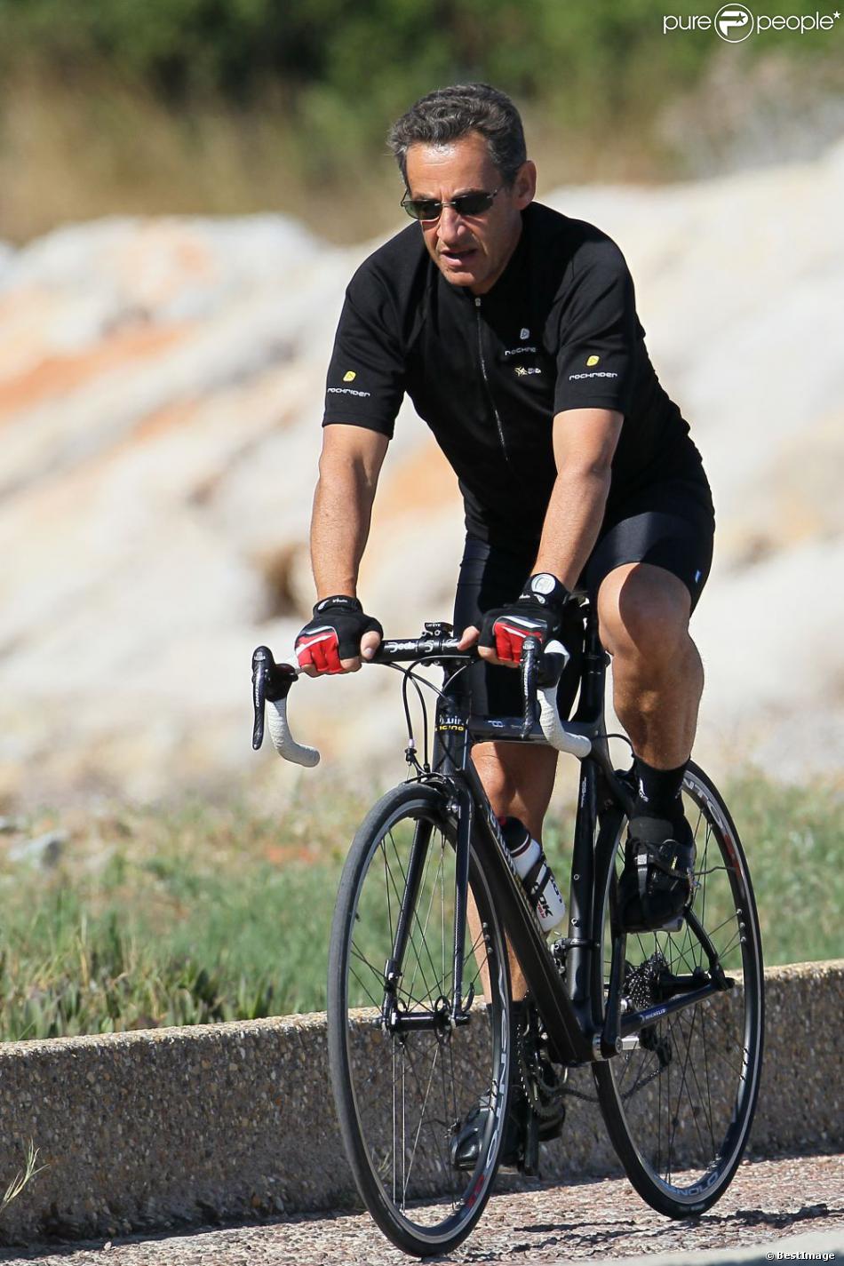 Nicolas Sarkozy Fait Un Tour De Velo Au Fort De Bregancon Ou Il Passe Des Vacances Ensoleillees 16 Juillet 2011 Purepeople