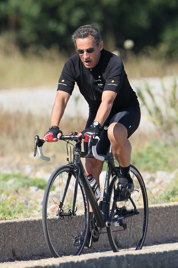 Nicolas Sarkozy fait du vélo au fort de Brégançon, où ils passent ses vacances. 16 juillet 2011
