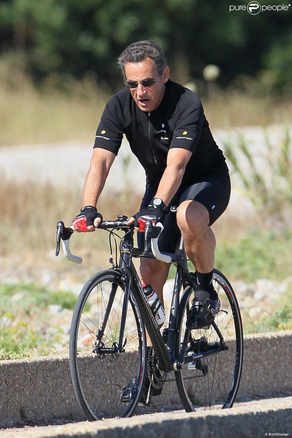 Nicolas Sarkozy Fait Du Velo Au Fort De Bregancon Ou Ils Passent Ses Vacances 16 Juillet 2011 Purepeople