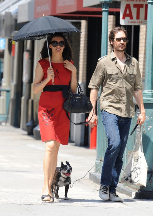 Famke Janssen en promenade à New York avec son chien et son chéri, le 16 juillet 2011