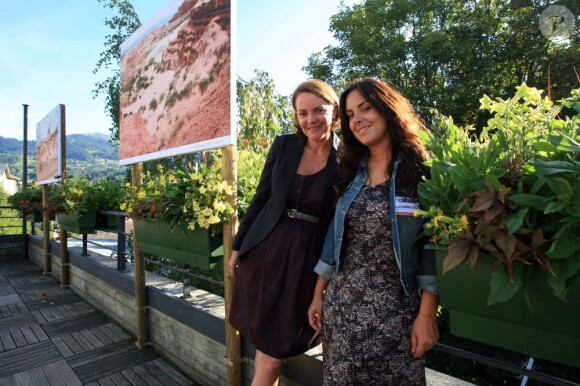La présentatrice télé Cendrine Dominguez et sa fille Lea pour la première édition du Festival de photo de Mont-Blanc à Saint-Gervais le 15 juillet 2011