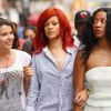 Rihanna en chemise dans les rues de New York avec ses amis, le 18 juillet 2011