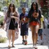 Khloé Kardashian et les deux enfants de son mari Lamar Odom, le 9 juillet 2011 à Malibu.