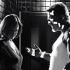 Carla Gugino tout à fait sublimée en noir et blanc dans Sin City face à Mickey Rourke