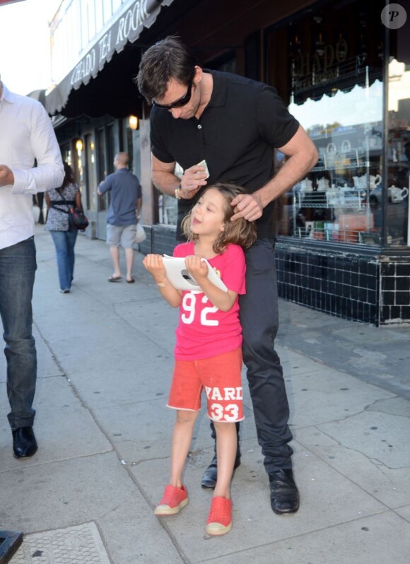 Hugh Jackman sort d'un restaurant avec sa femme Deborra-Lee Furness et leurs enfants Ava et Oscar à Los Angeles le 19 juillet 2011