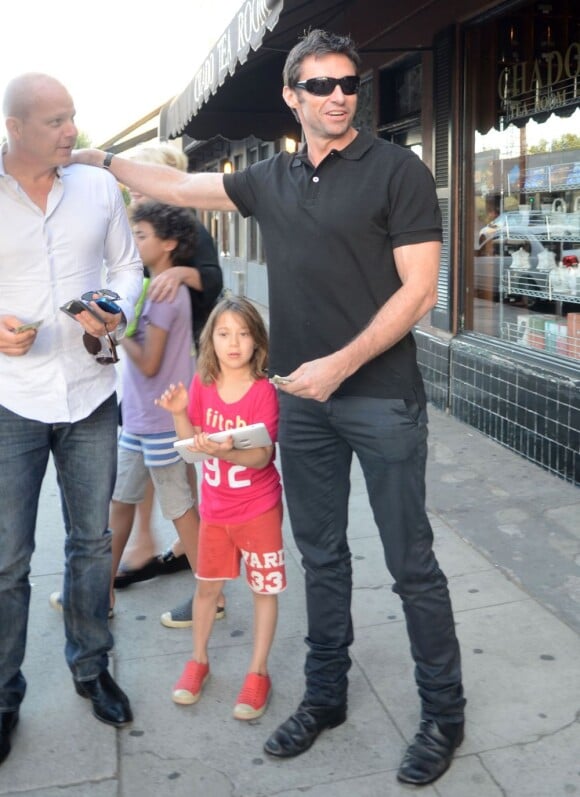 Hugh Jackman sort d'un restaurant avec sa femme Deborra-Lee Furness et leurs enfants Ava et Oscar à Los Angeles le 19 juillet 2011
