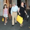 Woody Allen, sa femme Soon-Yi et leurs filles Bechet et Manzie font du shopping à Rome le 4 juillet 2011