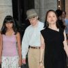 Woody Allen, sa femme Soon-Yi et leurs filles Bechet et Manzie font du shopping à Rome le 4 juillet 2011