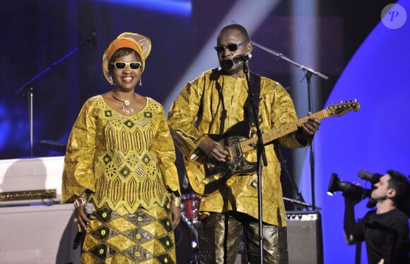 Amadou et Mariam jouent pendant la 25ème cérémonie des Victoires de la Musique, le 6 mars 2010, à Paris.